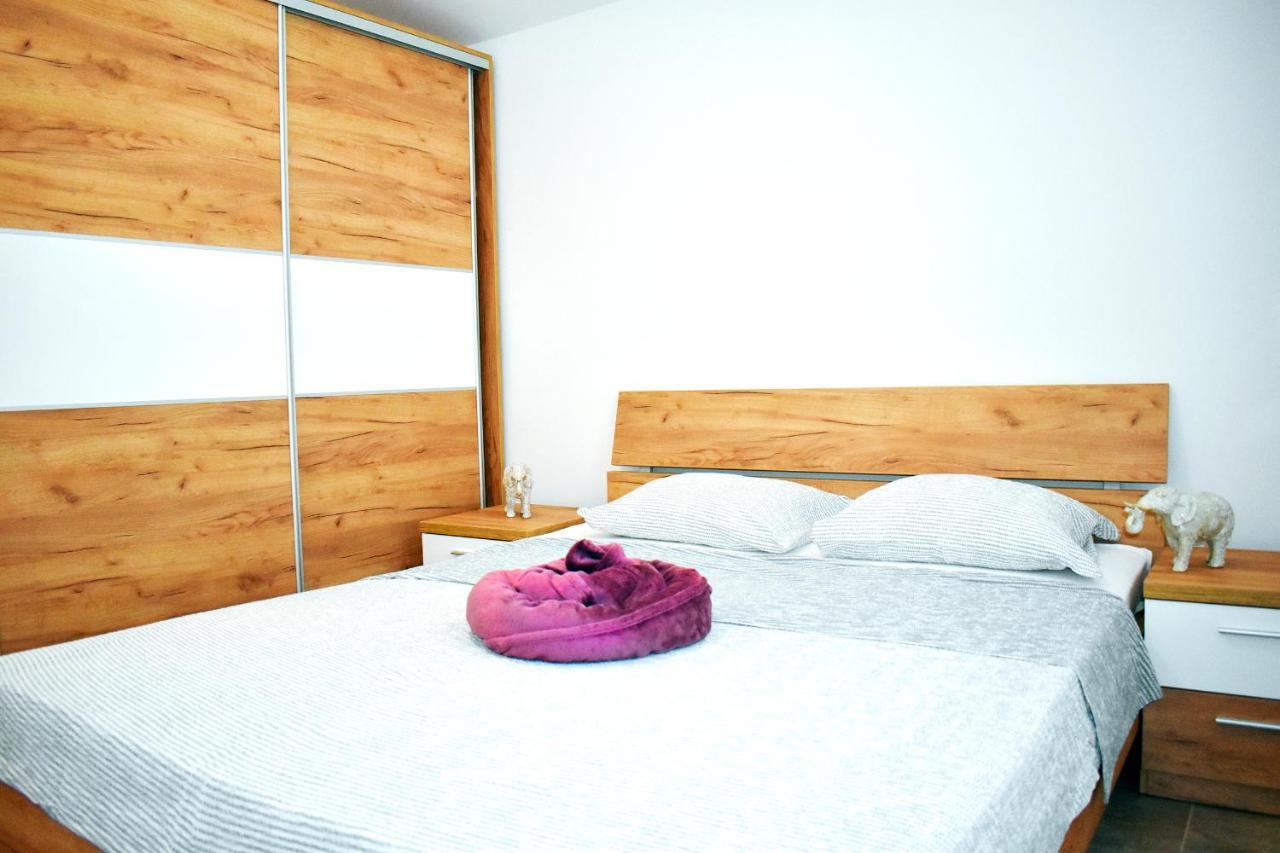 Apartmani Lovrencic Vrsi Eksteriør billede